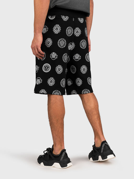 Къси панталони в черен цвят с лого десен - 2