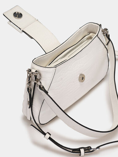 White shoulder bag with metal logo - 5