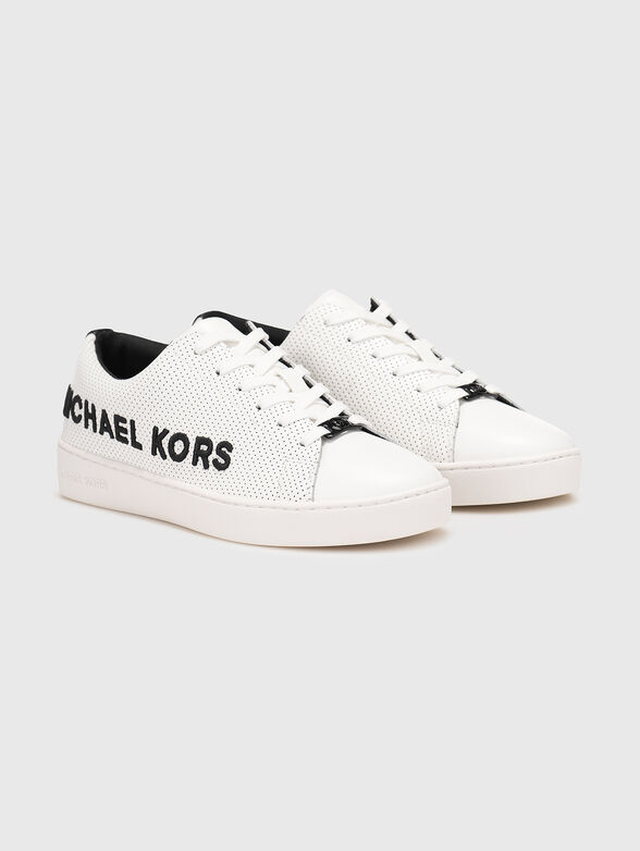 White sports shoes with accent logo - 2