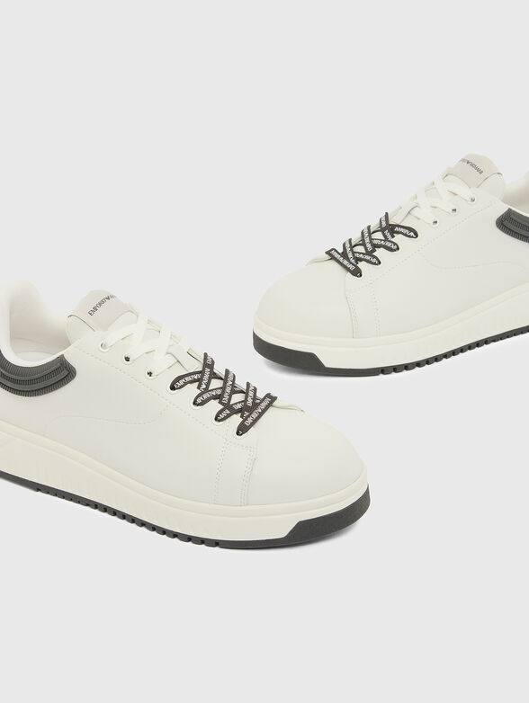 Sneakers with an embossed logo detail - 4