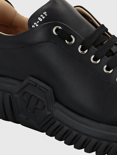 Black sports shoes with metal logo detail - 3