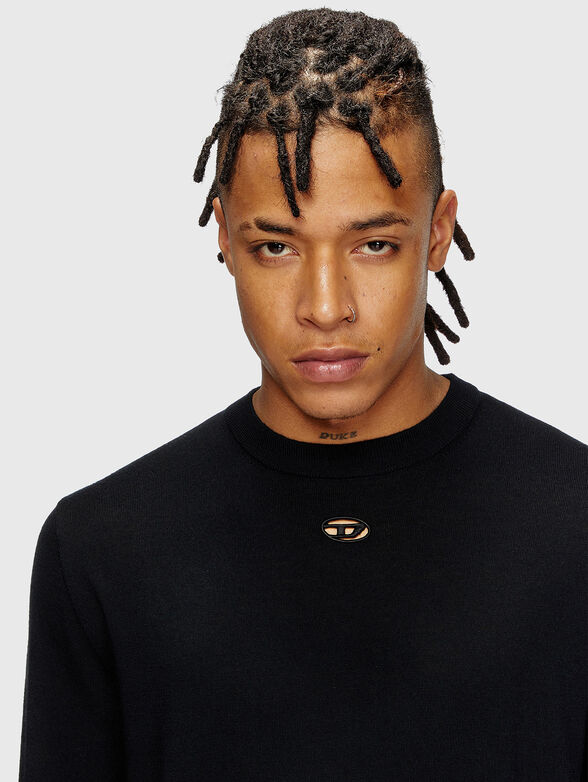 Wool sweater with oval neck and logo detail - 4