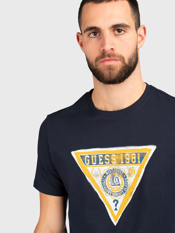 T-shirt in black with triangular logo print - 4