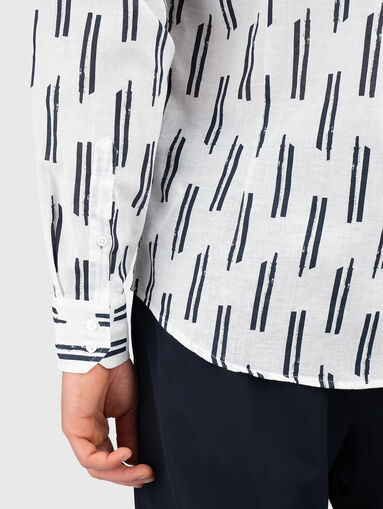  Shirt with an abstract print - 5