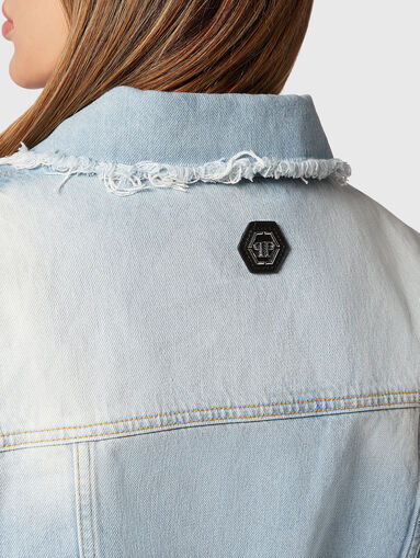 Cropped denim jacket with shoulder pads - 4