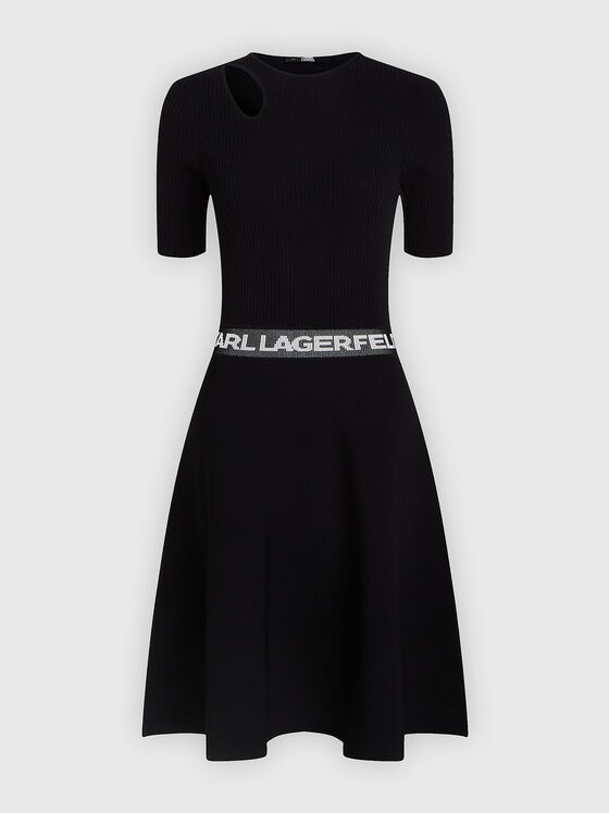 Черна рокля с изрязан детайл - 1