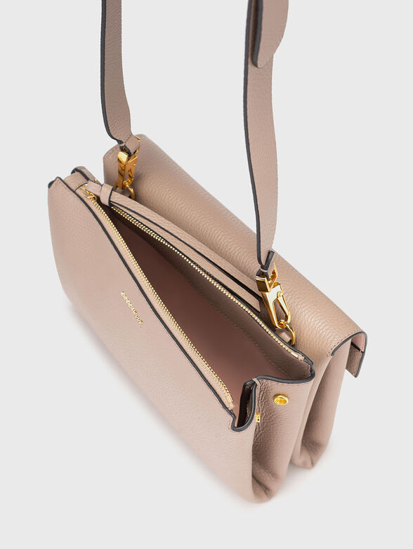 Leather bag with embossed texture - 5