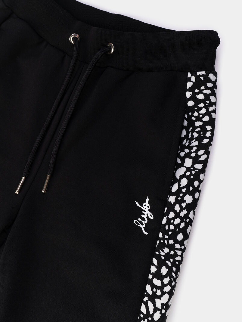 Black sports trousers with print - 3