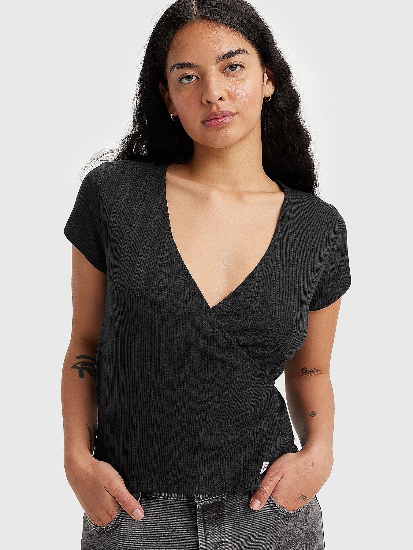 V neck black T shirt brand LEVI S Globalbrandsstore en