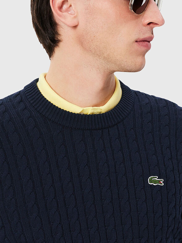 Памучен плетен пуловер с оавално деколте - 4