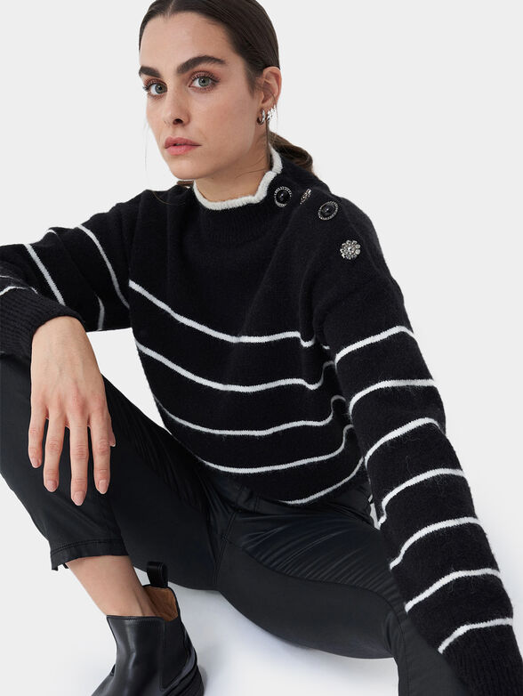 Sweater with jewelry buttons on the shoulder - 6