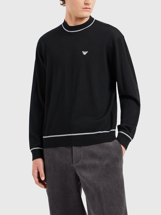 Пуловер с контрастни детайли - 1