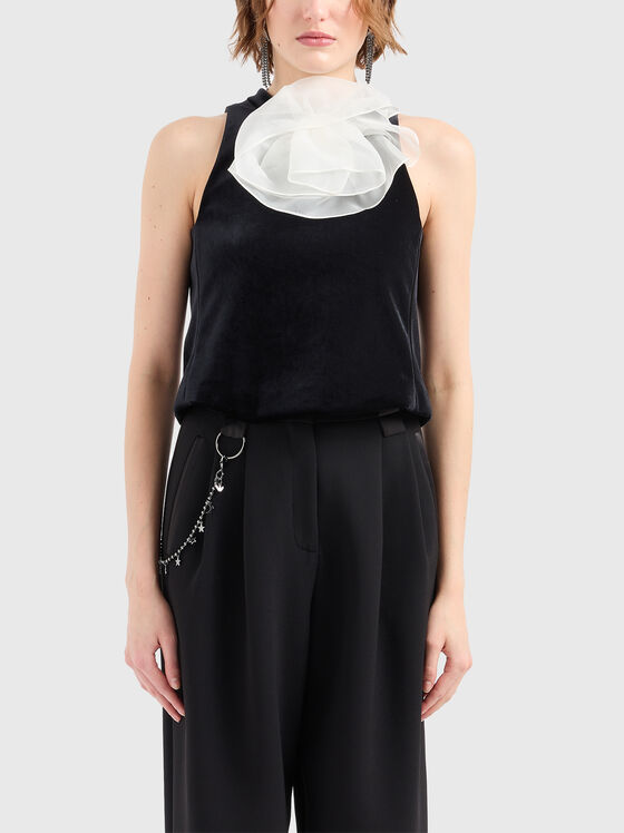 Топ с флорална брошка от органза - 1