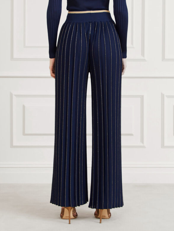 Pleated trousers with wide legs - 2