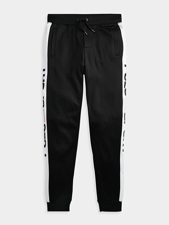 Черен спортен панталон с принтове - 1