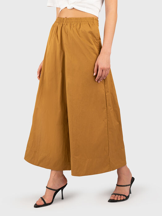 Trousers with high waist and wide legs