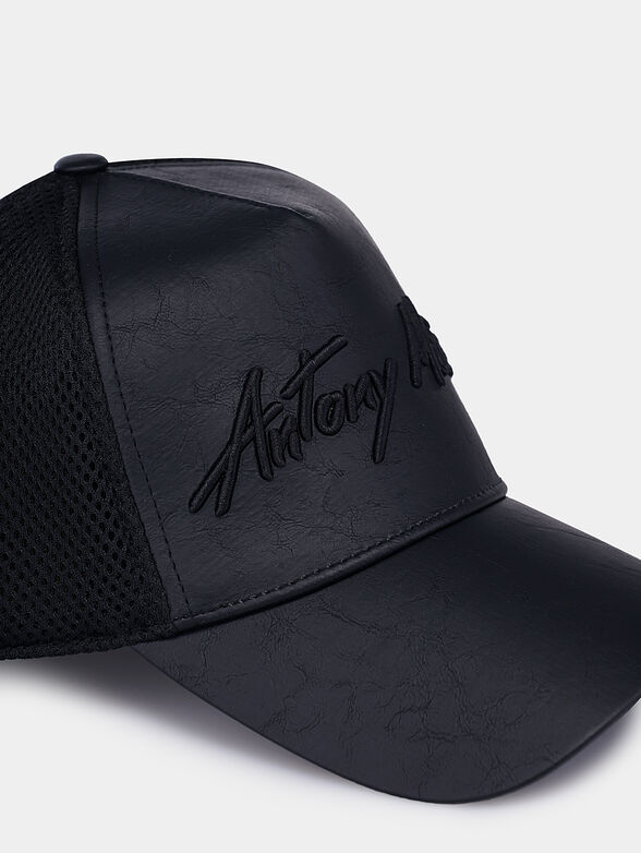 Baseball cap with embroidered logo - 2