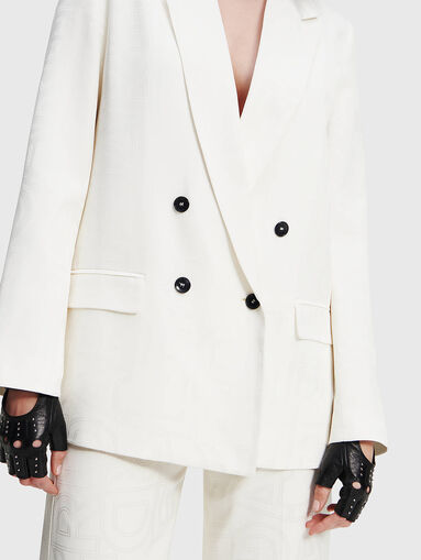 White blazer with contrasting buttons - 4
