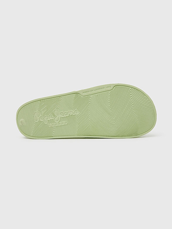 Green beach slippers with logo accent - 5