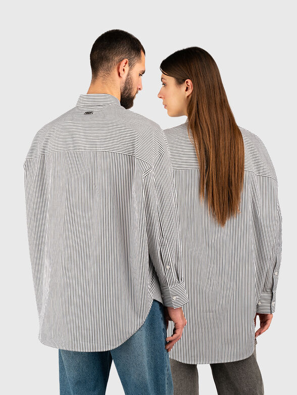 Unisex shirt with elongated hem on the back - 3