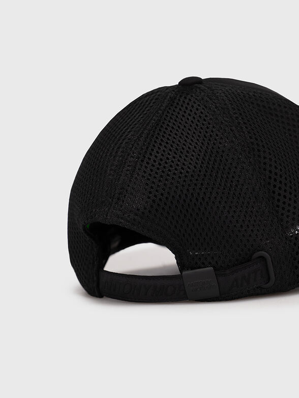 Black baseball cap with embossed logo - 3
