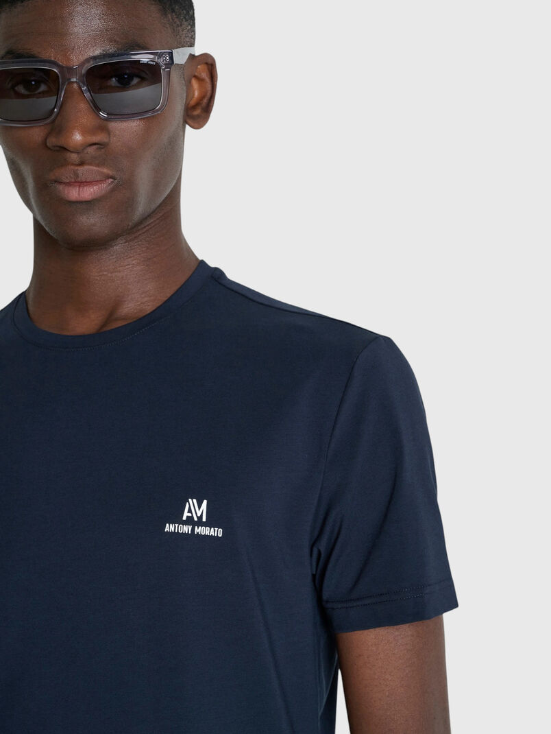 T-shirt with an oval neckline - 3