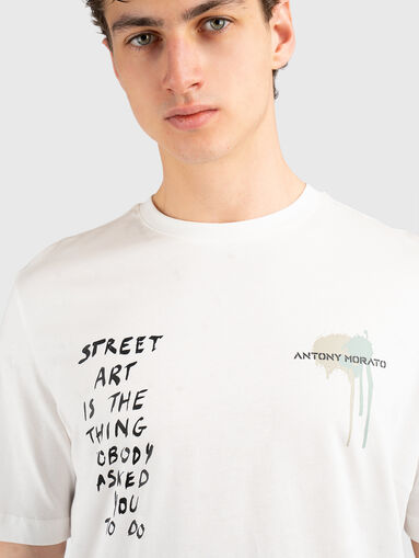 Cotton T-shirt with a statement print - 5