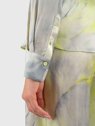 Satin shirt with a floral print - 4
