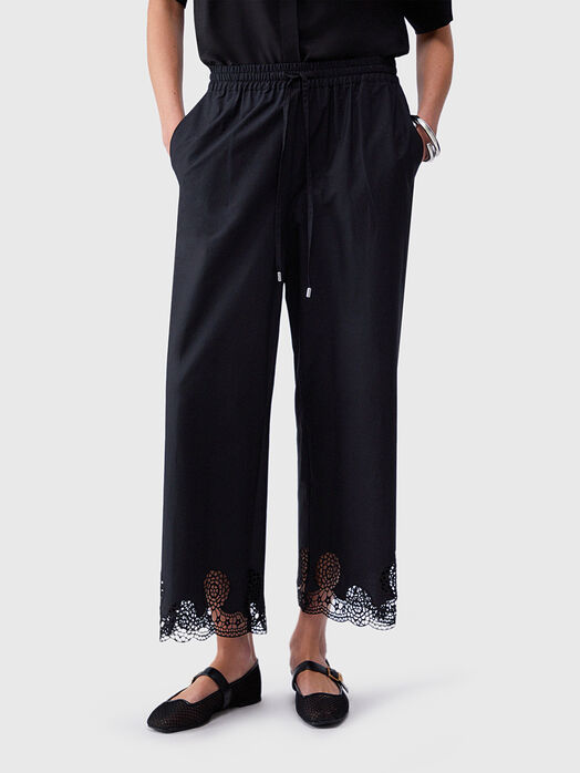 Cropped pants with lace embroidery