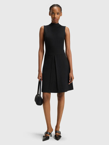 Sleeveless dress in black - 5