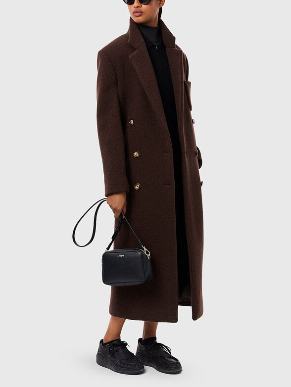 Crossbody bag with gold logo accent - 2