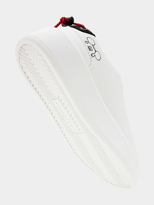 White sports shoes with Mickey Mouse accent - 6