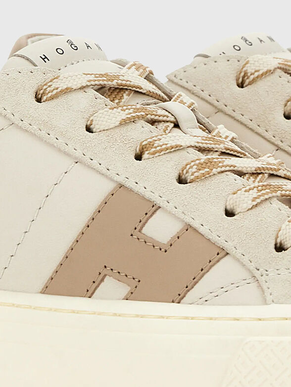 Sneakers with a contrasting logo - 5