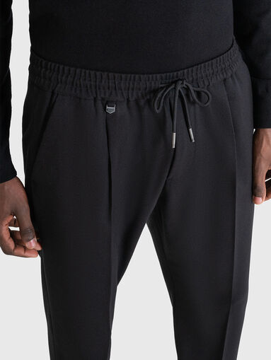 Trousers with elastic waist in black colour - 3