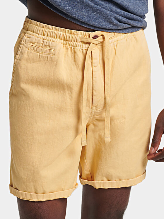 Къси панталони в жълт цвят с връзки - 1