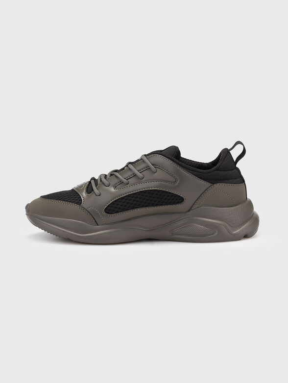 Black sports shoes with logo - 4