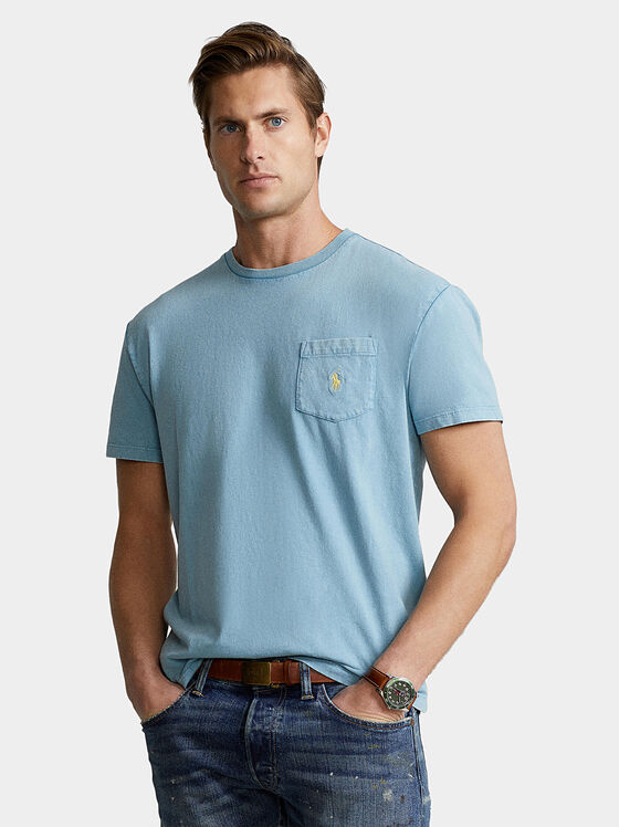 Светлосиня тениска с контрастно лого и джоб - 1