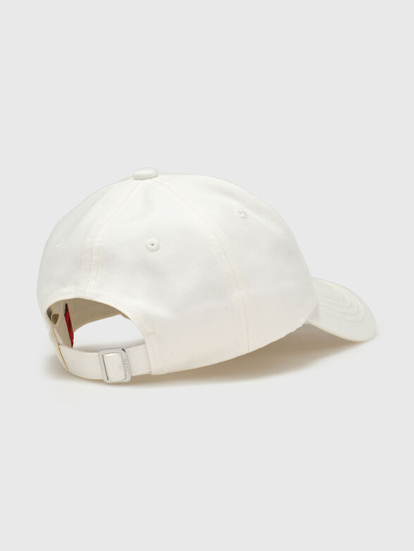 Cap with an embroidered logo - 2