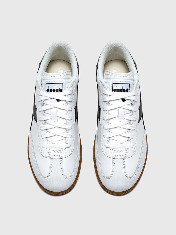 Sports shoes with contrasting logo - 6