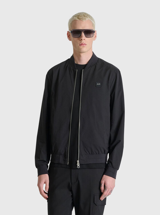 Яке с лого детайл - 1