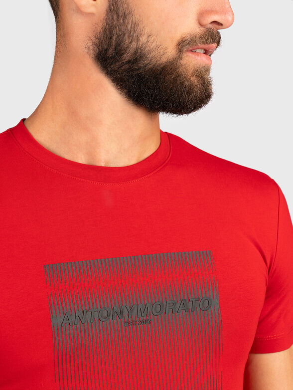 Red slim T-shirt with contrast print - 3