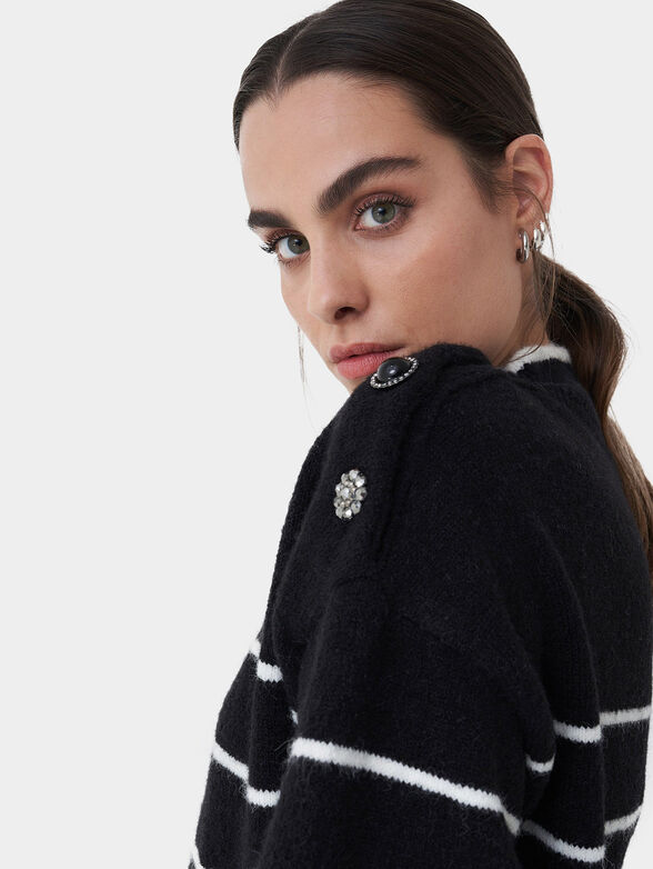 Sweater with jewelry buttons on the shoulder - 5