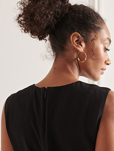 Black dress with frilled detail - 3