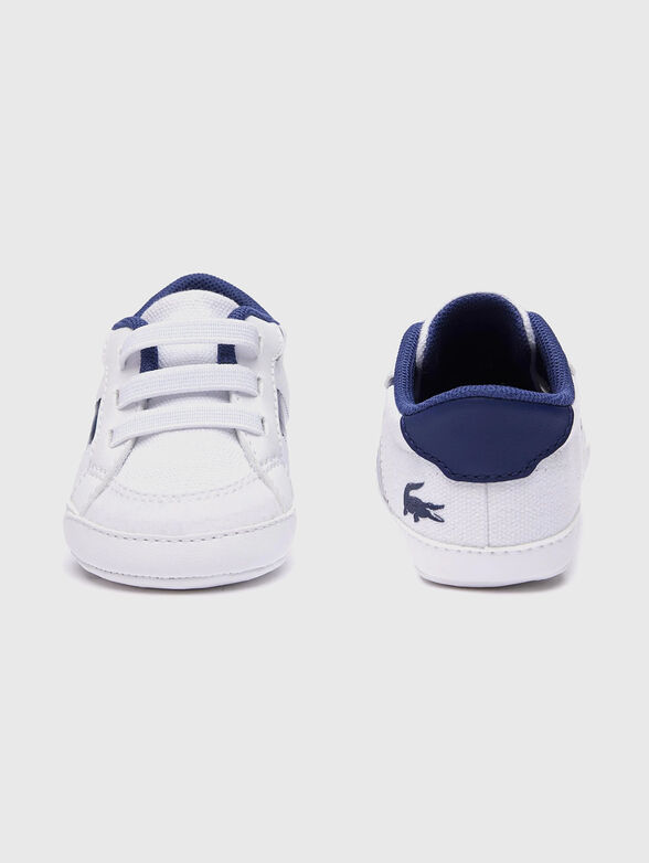 White sports shoes with logo - 5