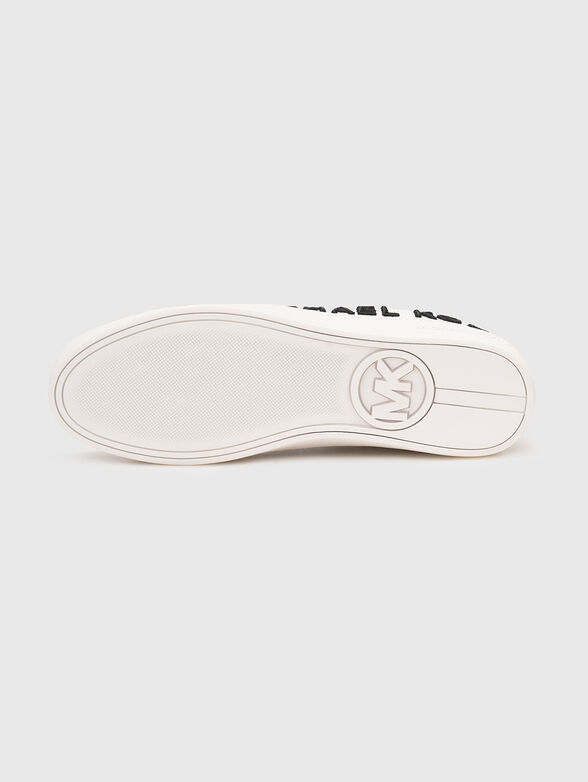 White sports shoes with accent logo - 5