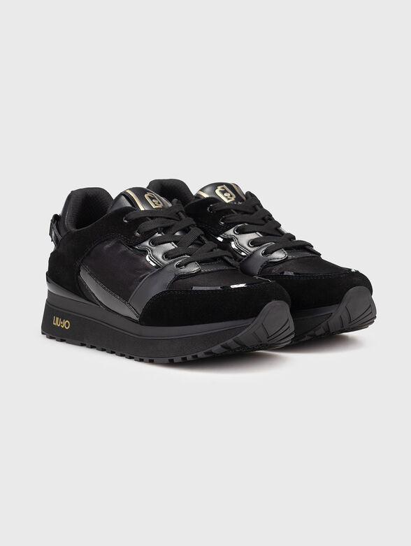 Sports shoes with accent logo - 2