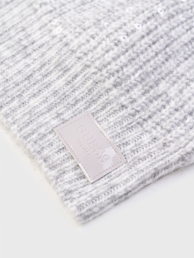 Сива плетена шапка RILEY с пайети - 3