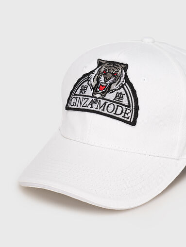 GMHA020 white hat with contrasting details - 5