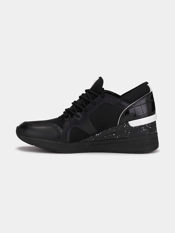 LIV Trainers on platform - 4
