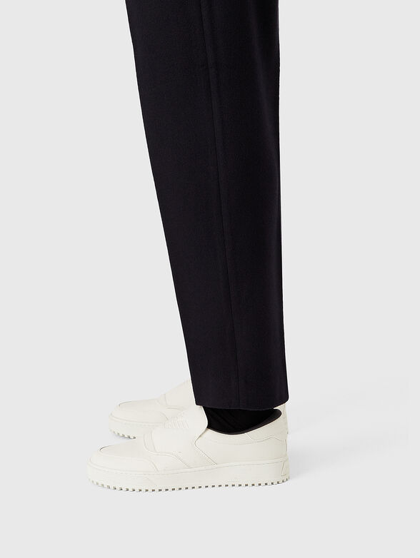 Slim trousers with pockets - 3